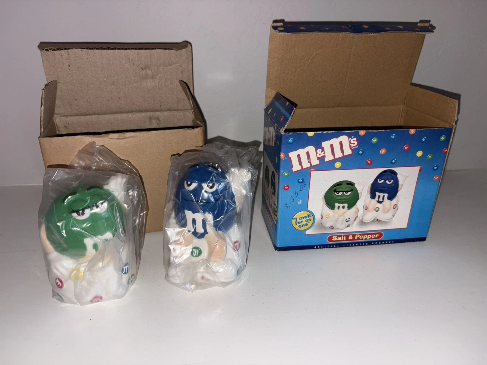 NEW VINTAGE DEADSTOCK 2001 M&M'S SALT & PEPPER SHAKER CERAMIC GREEN BLUE CANDY
