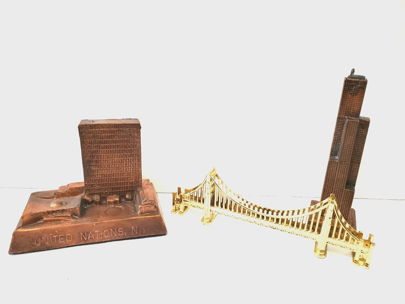Vtg souvenir metal replicas of SEARS TOWER in Chicago and UNITED NATIONS in NYC