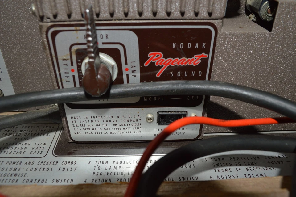 Projetor de som vintage Kodak Pageant 16 mm modelo 8 K 5 com estojo - Imagem 4 de 4