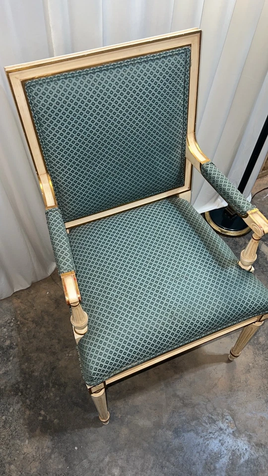 Ocho sillas de comedor estilo Luis XVI pintadas, doradas en paquete y tapizadas a medida Foto 3 de 3