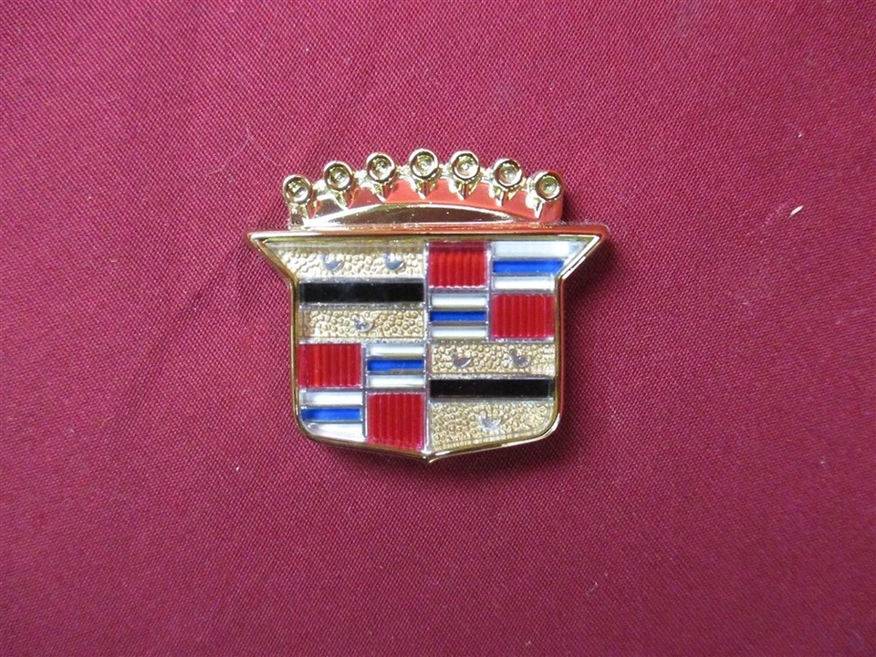 Panel de techo Cadillac Deville emblema de escudo dorado 25636864 nuevo de fabricante original Foto 3 de 4