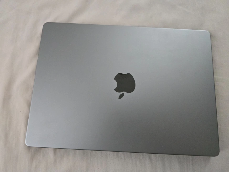 macbook pro 14 inch m1 pro 16gb 512gb (A2442) for parts not turning on - Image 1 of 4
