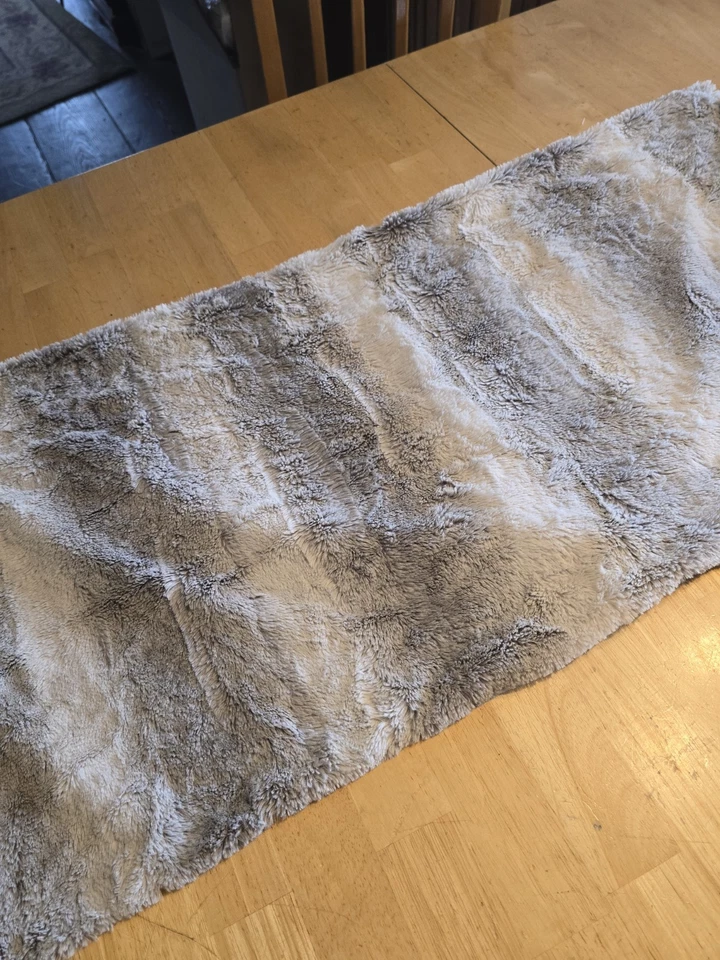 Almohada DKNY de piel sintética tamaño king farsa Foto 2 de 4