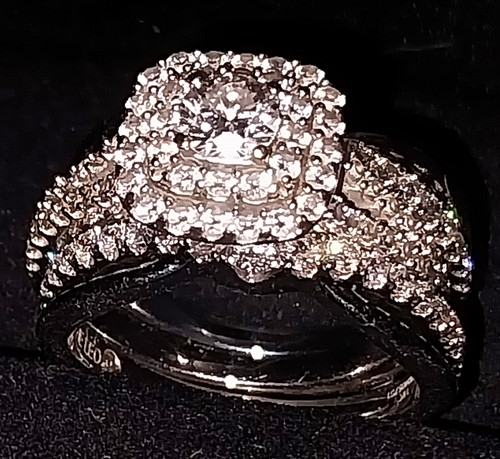 Kay Jewelers Lab Created And Leo Diamond Halo Engagement/Wedding Ring Set Sz 7