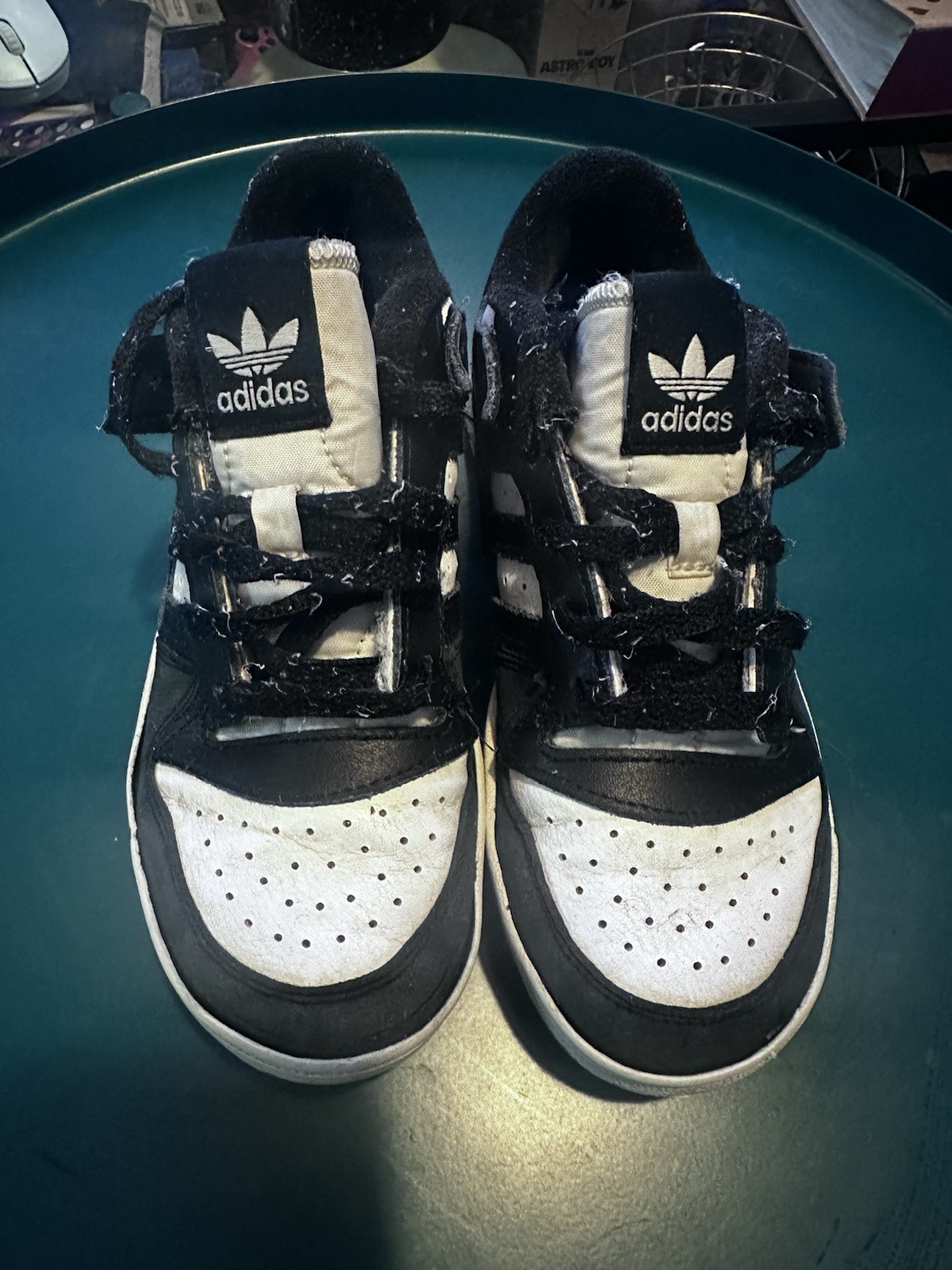 adidas Originals Kids Size 1.5 Black/White Low Top Lace-Up Sneakers Rubber Sole