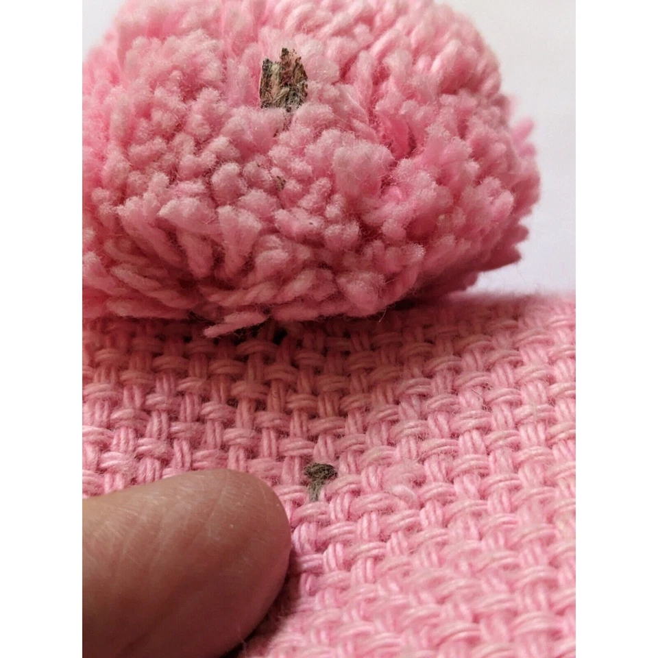 "Funda de almohada Pottery Barn Teen rosa algodón orgánico pompón 12x24"" inicial E" Foto 3 de 4