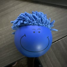Smiley Face Niebieska piłka stresu z rozmytymi włosami środek do czyszczenia ekranu 
