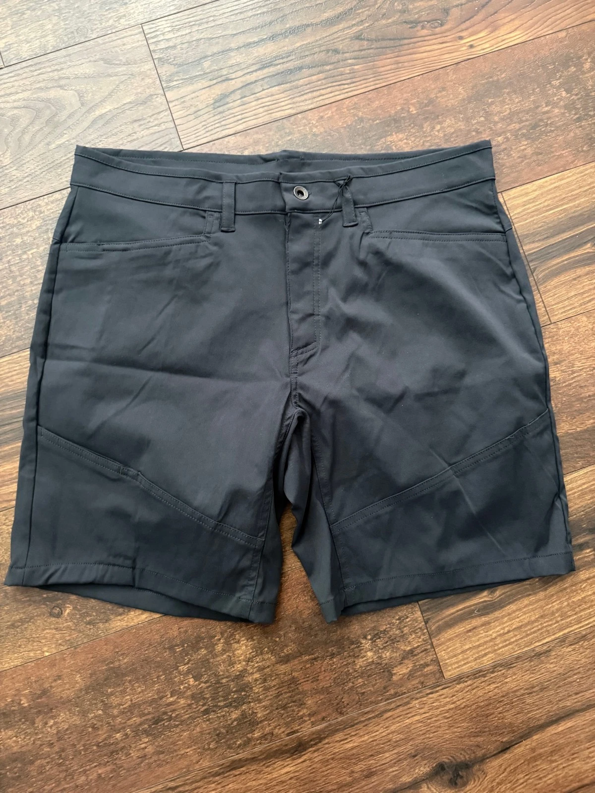 NEW Mountain Hardware Men's AP Active short Size 36x9 Gray
