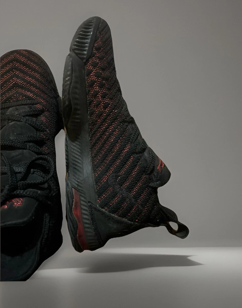 Preços baixos em Nike Lebron 16 Black Black-University Red