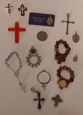 CATHOLIC LOT OF 14 CROSSES MEDALLIONS PENDANTS POCKET ROSERYS VINTAGE 
