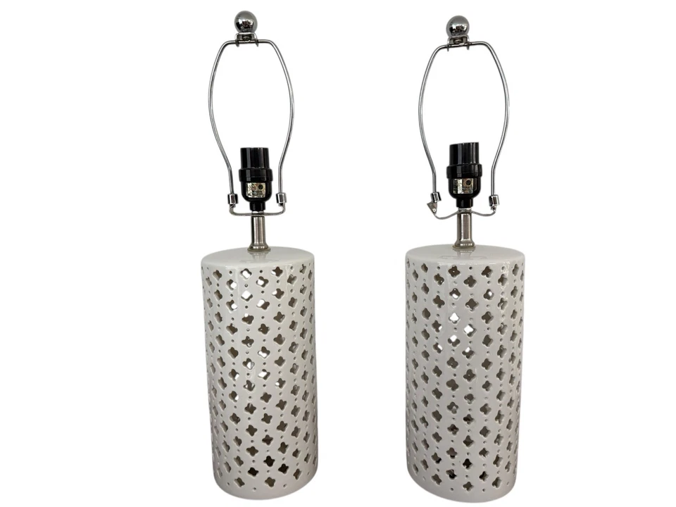 Par de lámparas de mesa de celosía de cerámica blanca con cortinas de tambor rosa modernas costeras Foto 3 de 4