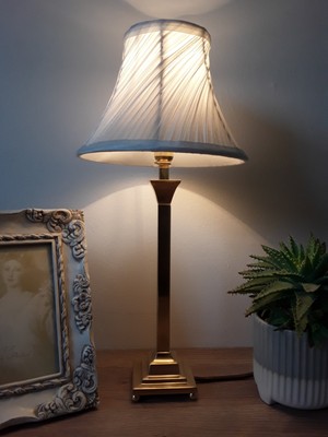 Vintage Tischlampe aus massivem Messing mit weißem Schirm
