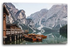 Wandbild 6 Boote angelegt an Holzhütte, Nebel und Berge spiegeln sich im See