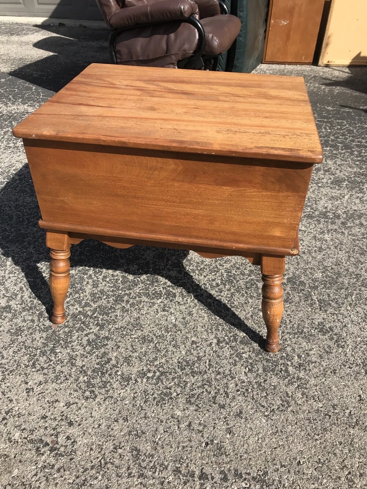 Vtg Ethan Allen Heirloom Nutmeg 2 Drawer End/Side Table - Great Condition - Image 2 of 4
