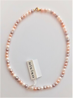 COLLANA DI PERLE Collana composta da tre fili di perle di acqua dolce