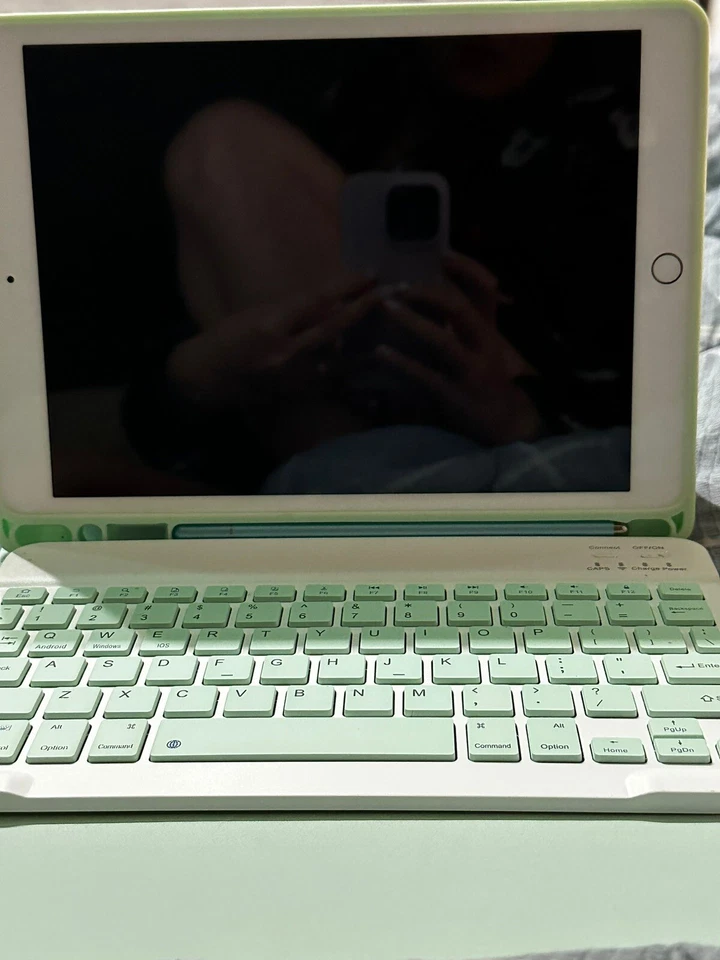 Apple IPAD (8th Generation)  WI-FI + Cellular Con Tastiera E Penna Ottica Extra - Immagine 3 di 4