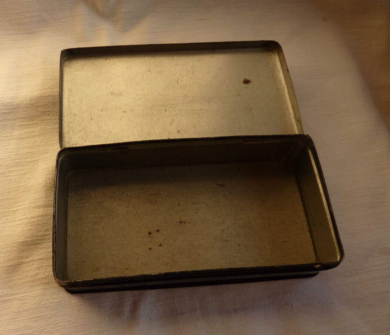 Vintage Zigzag Sewing Accessories Tin With Accessories