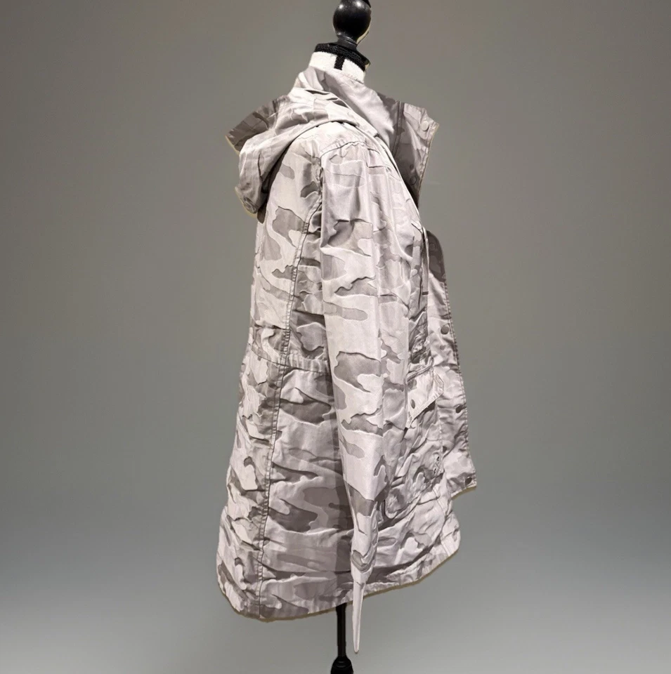 Chaqueta de lluvia para mujer mediana 8-10 gris camuflaje cintura ceñida cubiertas de manos atléticas funciona Foto 2 de 4