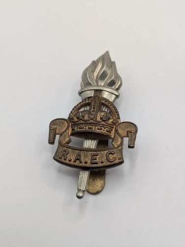 Original WW2 Royal Army Educational Corps RAEC Cap Badge. British Military