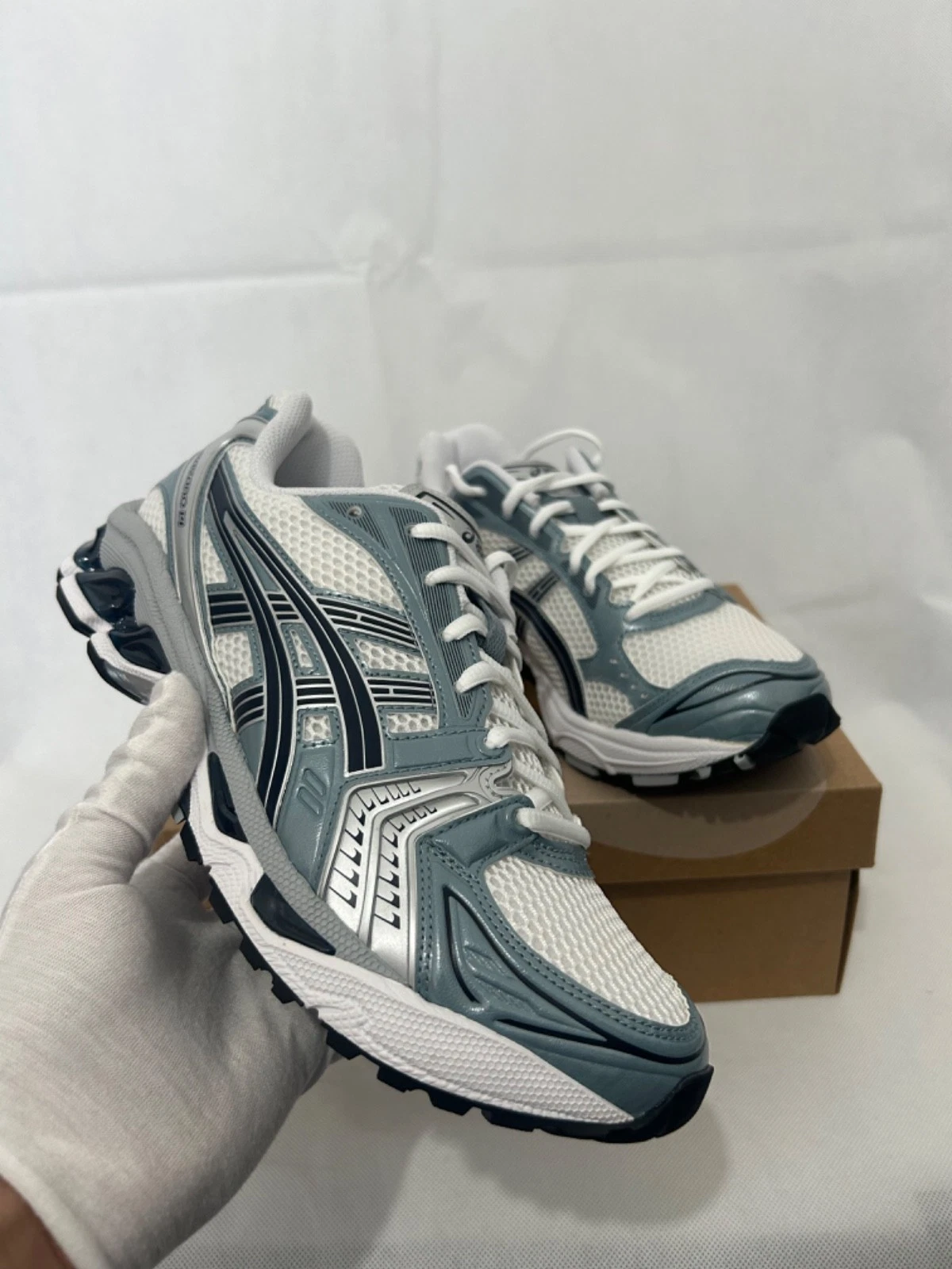ASICS GEL KAYANO 14 'WHITE FJORD GREY' Taglia 7.5UK NUOVO