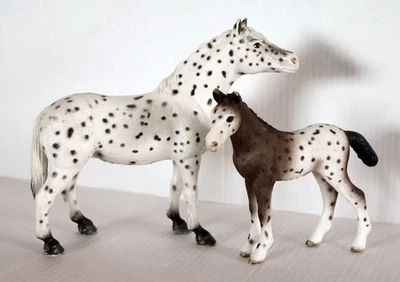 Schleich Knabstrupper Stute 13617 mit Fohlen, 2007 - Bild 1 von 4
