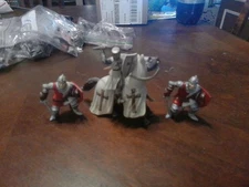 4 FIGURES - 1 CRUSADER KNIGHT ON HORSEBACK & 2 MEN AT ARMS
