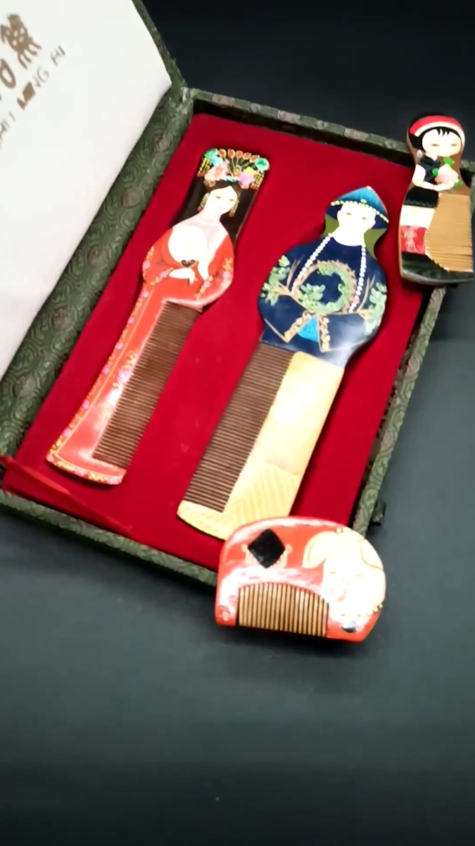 Vintage Gong Shu Ming Bi Vintage Wooden Chinese Comb Set  display picture 3