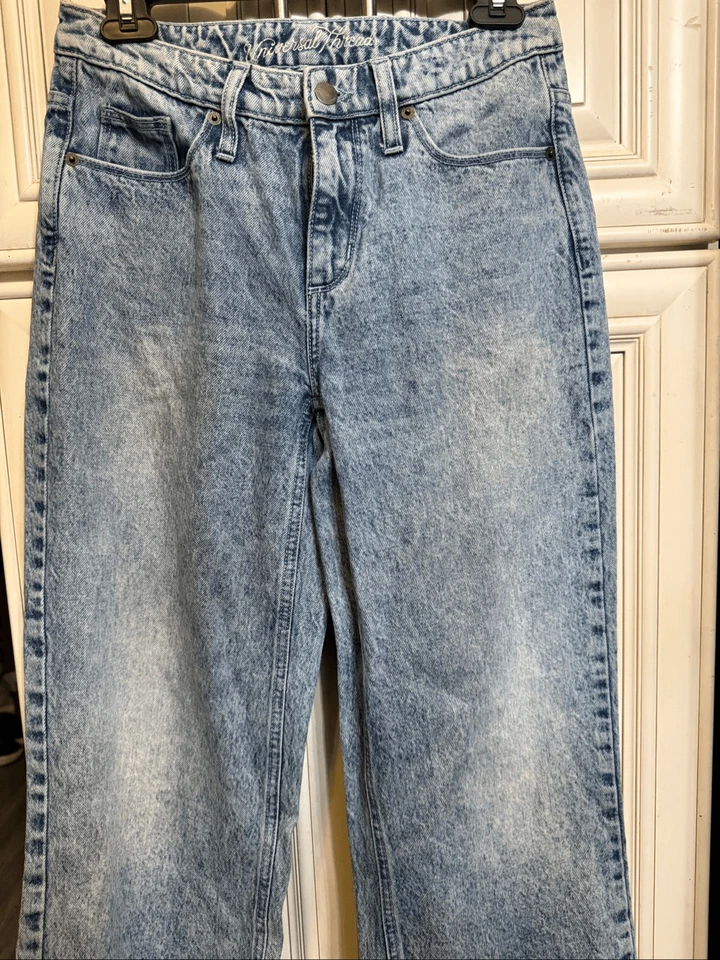 Pantalones de mezclilla recortados Universal Thread para mujer pierna ancha dobladillo deshilachado azul lavado ácido talla 4 Foto 4 de 4