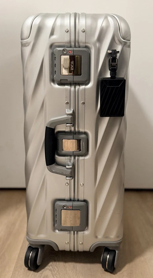 Equipaje de mano internacional Tumi de aluminio de 19 grados Foto 3 de 4