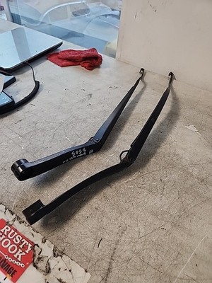 2011 Kia Sorento front windshield wiper arms pair right left