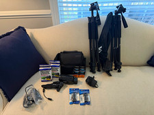 Canon VIXIA HF R800 HD camcorder in great condition, being sold as a bundle