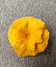 Filzbrosche Blütenbrosche Brosche Filzblüte gefilzt Handarbeit gelb sonnengelb