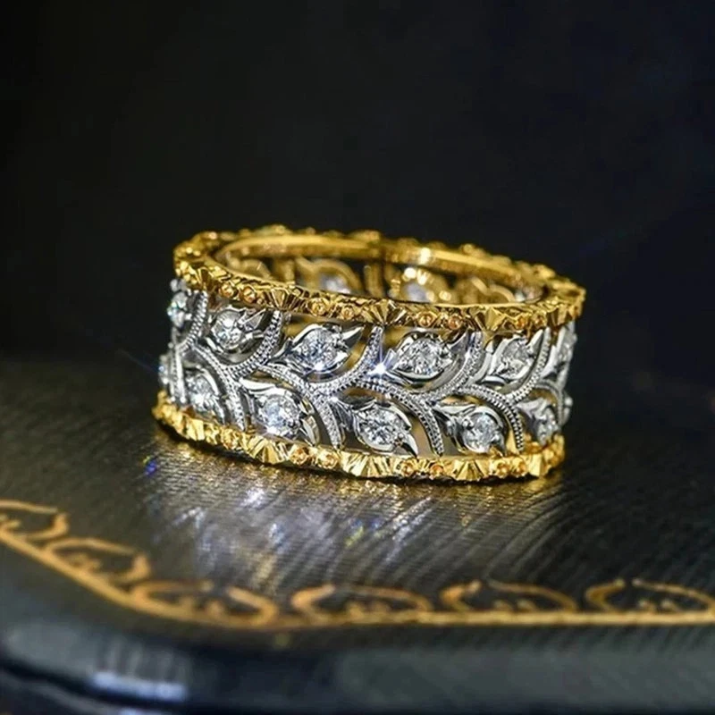 Alianza de boda de moissanita blanca de corte redondo de 3 quilates para mujer enchapada en oro amarillo de 14 quilates Foto 3 de 4