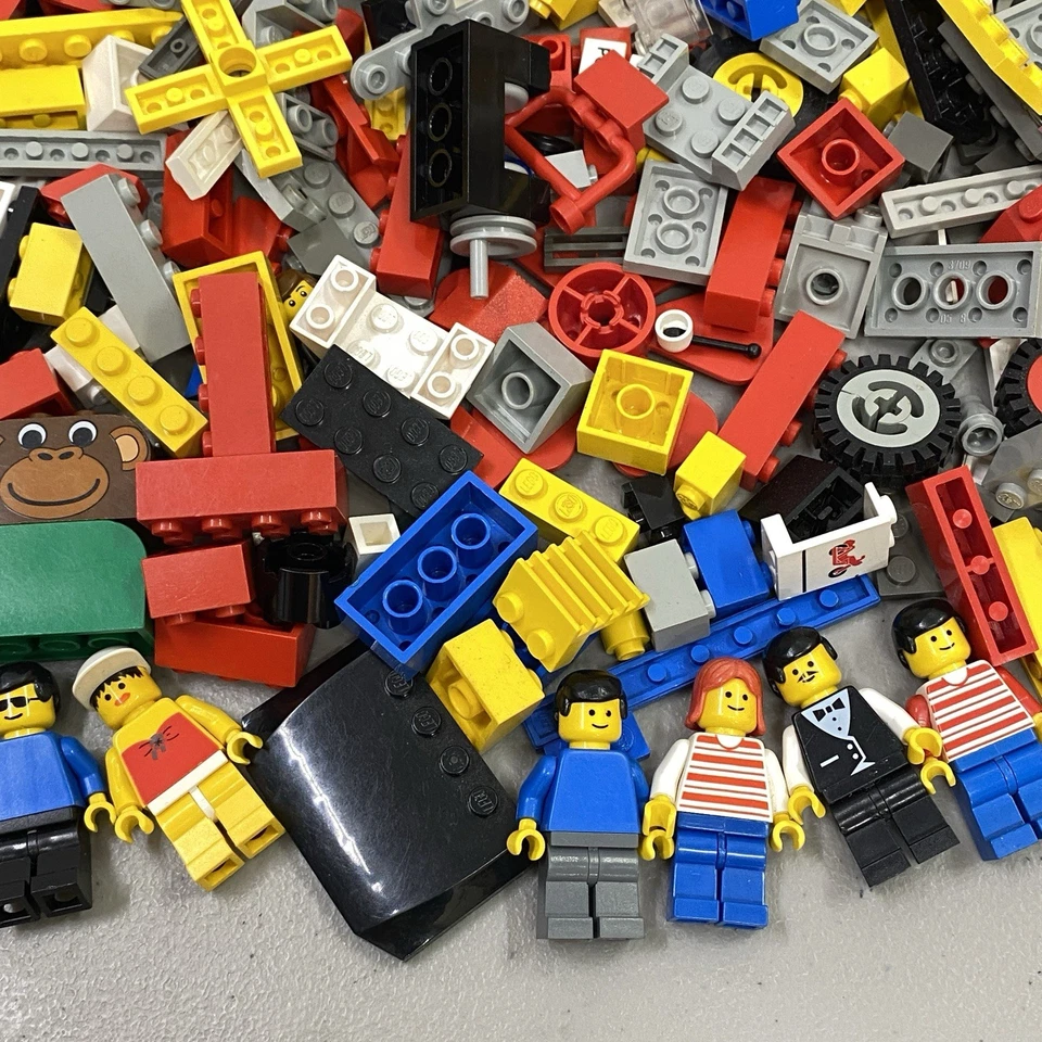 Vintage LEGO Lot 5 Lbs Classic City Town Bricks Parts Hard Case + 7 Minifigures - Image 4 of 4