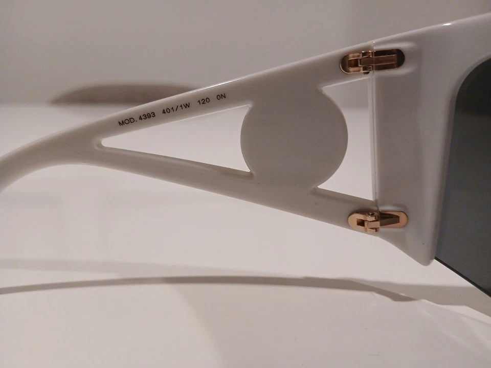 Gafas de sol Versace (escudo) Viene con CAJA, ESTUCHE Y BOLSA DE MICROFIBRA CON 3 LENTES Foto 3 de 4