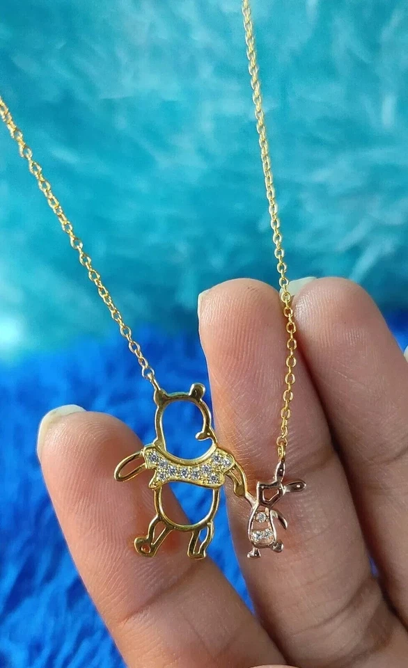 Colgante redondo de 0,35 quilates con diamantes simulados y lechones chapado en oro de dos tonos de 14 K Foto 3 de 4