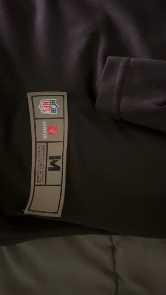 Camiseta para hombre Atlanta Falcons Julio Jones #11 mediana negra NFL en el campo Foto 3 de 4