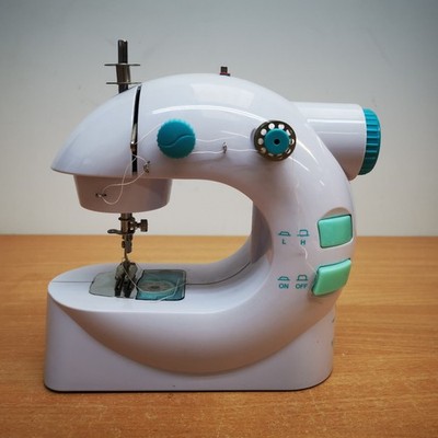 Easy Stitch tragbare Mini Maschine weiß