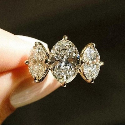 Ovaler Moissanit-Verlobungsring mit drei Steinen 5 kt Gelbgold vergoldet