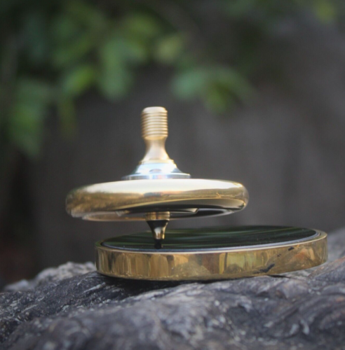 Engraved Customized Spinning Top, Stress Relief Gift,  Knowledge and curiosity , - 第 1/11 張圖片