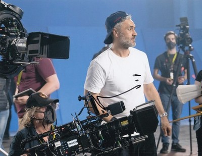 Regisseur & Schauspieler Taika Waititi HANDSIGNIERTES 10x8 Foto [19716]