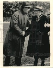 Press Photo Ossie Salem of Syracuse University and Andy Kerr shake hands