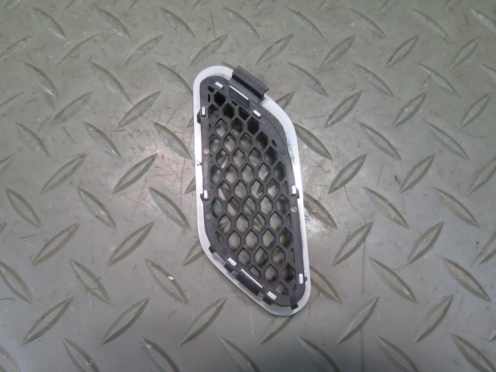 08-19 MASERATI GRANTURISMO M145 FRONT LEFT FENDER VENT TRIM GRILLE SET OF 3