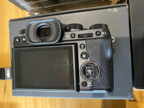 Fuji X-T2 Mirrorless Camera, Fujinon 60mm f2.4 Macro, Smallrig Cage + more - Picture 5 of 9