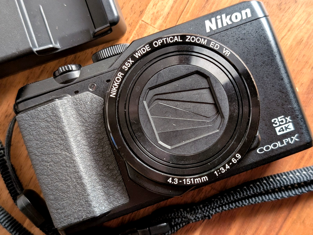 Excellent Nikon COOLPIX A900 20.0MP 35x Compact Digital Camera