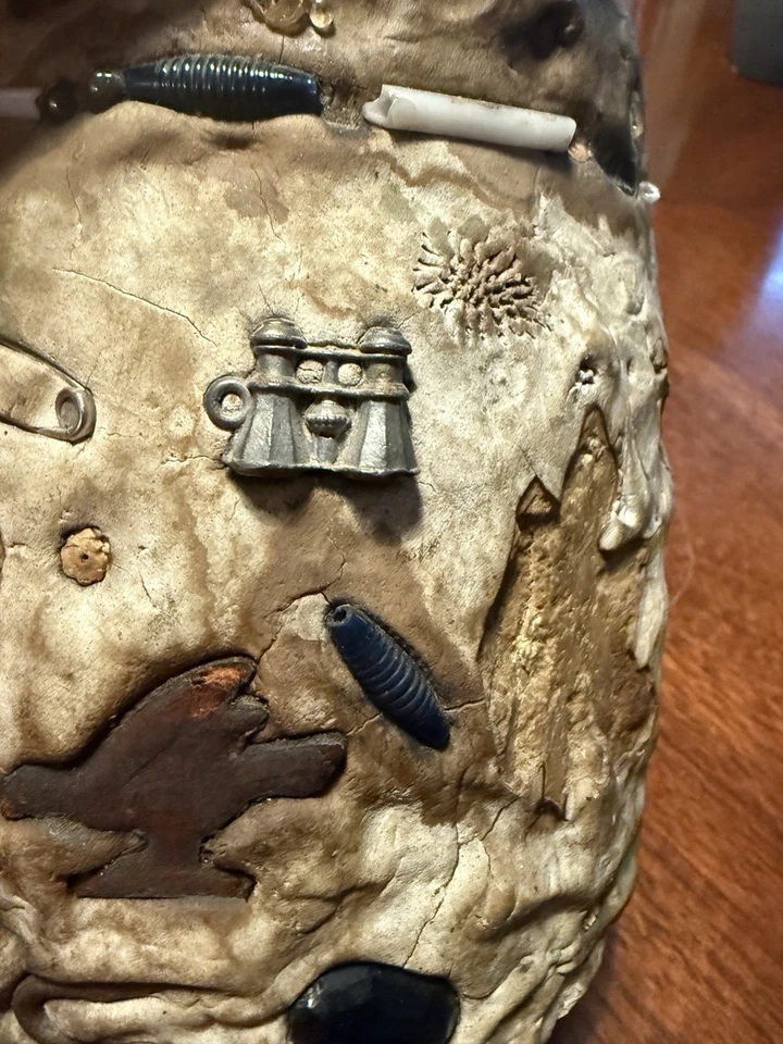 FOLK ART MEMORY JUG ANTIQUE MOSAIC ASSORTMENT OBJECTS POTTERY JAR PRIMITIVE OLD - Image 3 of 4