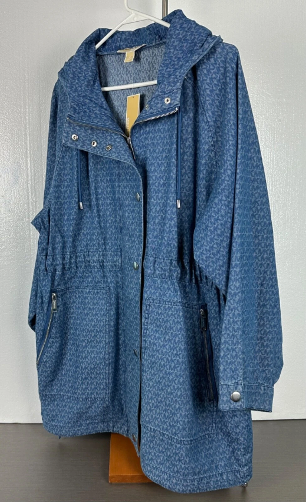 Giacca con cappuccio Michael Kors donna logo denim blu crepuscolare lavaggio anorak media nuova con etichetta