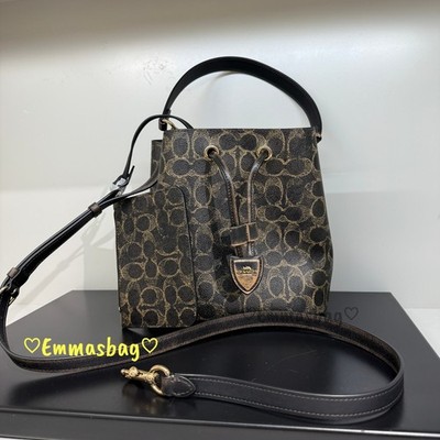 Coachシックなブラウンサークル模様バッグ美品です。 Coach Rowan Bucket Bag Loved Signature Canvas With Charms Gold