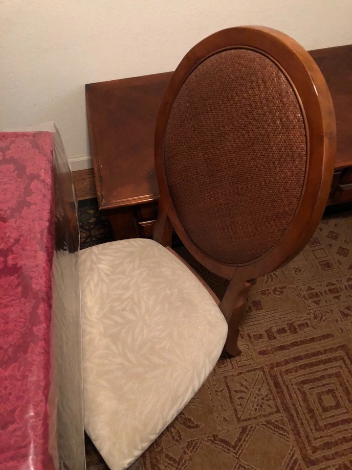 Juego de mesa de comedor de madera de roble en muy buen estado se ha usado varias veces Foto 4 de 4