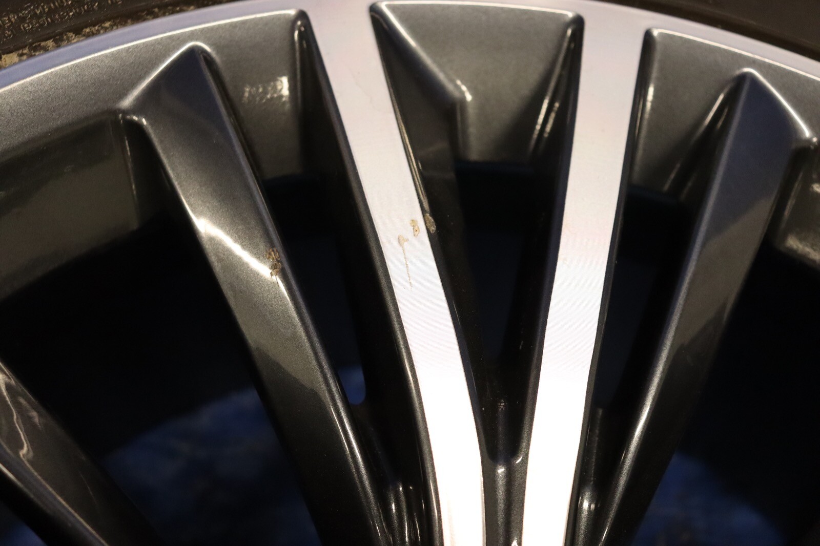 2017 Infiniti Q60 Coupe Base 2.0L OEM Wheel & Tires 19x9 P255/40R19 #7143